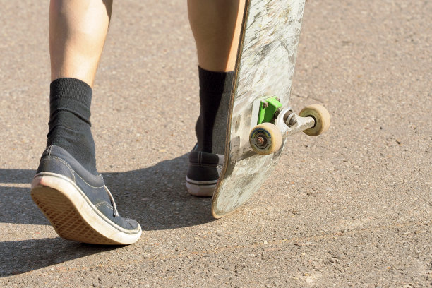 亚文化，滑板少年。腿在袜子和运动鞋图片下载