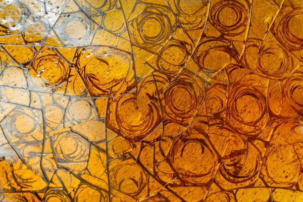 彩色明亮的焦糖白糖背景。晶体焦糖质地。关闭了。图片下载