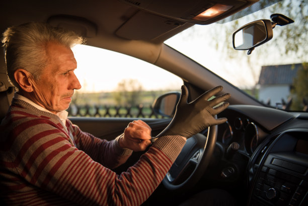 成熟的男人戴上防护手套图片下载