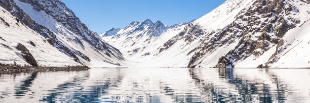 在智利滑雪，一个阳光明媚的日子，有很多雪。横幅。图片下载