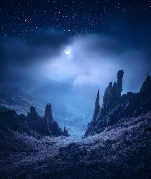 在月光下闪闪发光的峡谷美景图片下载