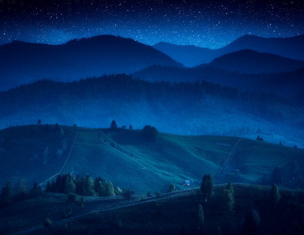 喀尔巴阡村庄，月光下雾气弥漫的小山图片下载