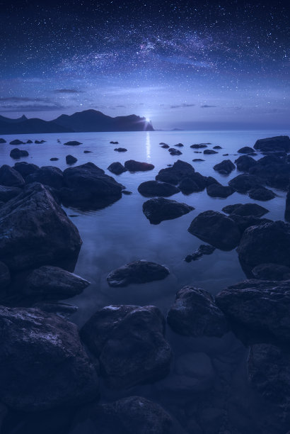 美丽的月亮升起在海面上素材图片