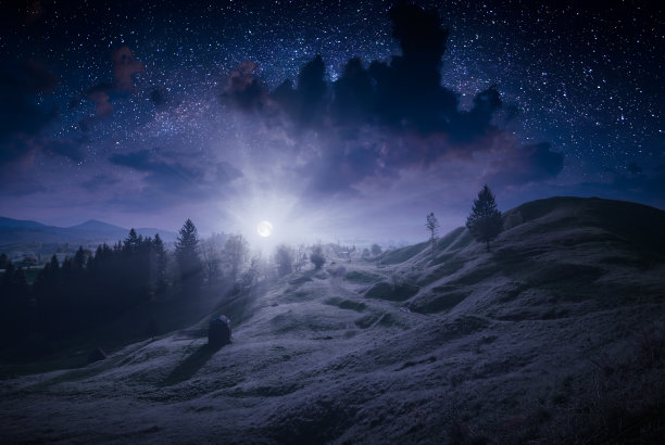 喀尔巴阡山谷的深夜图片下载