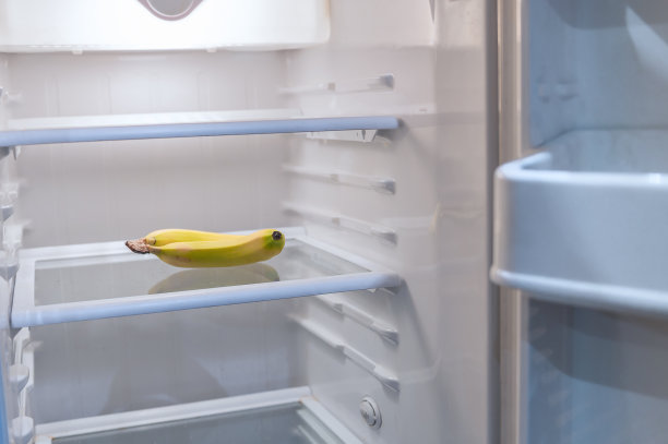 空冰箱里的香蕉。贫困的象征。饥饿的生活概念图片下载