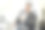 成功企业家在舒适的家庭办公室喝水的肖像图片下载