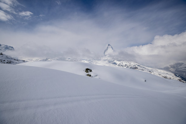 在马特洪峰前的泽马特滑雪图片下载