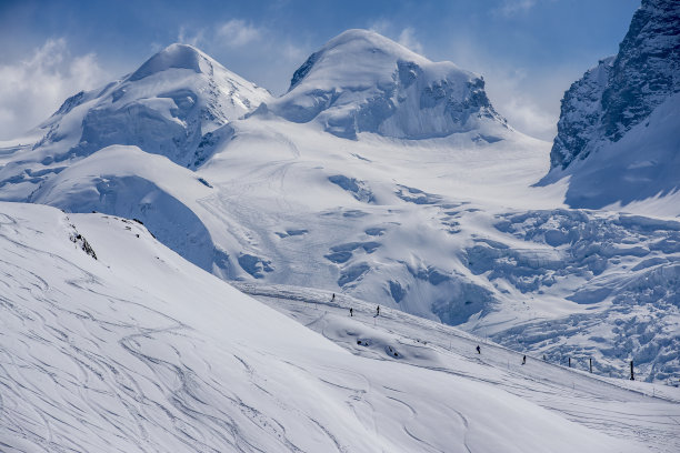 在马特洪峰前的泽马特滑雪图片下载
