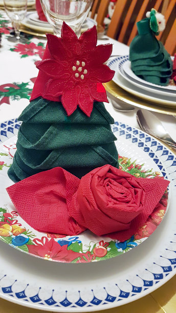 圣诞桌上的红色花形餐巾图片下载