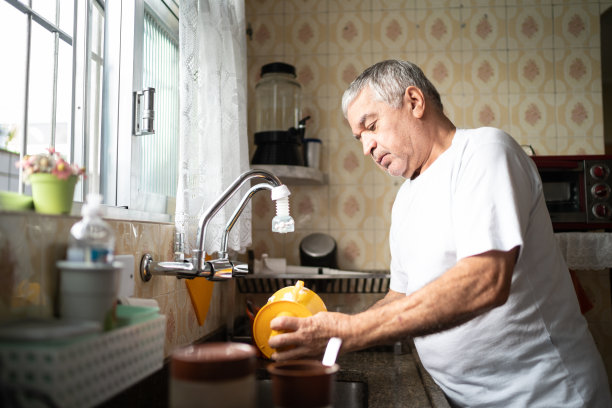 老人在家里洗盘子素材图片