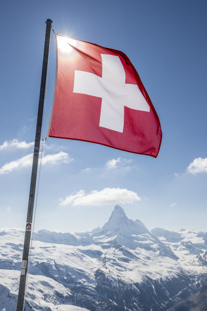 在马特洪峰前的泽马特滑雪图片下载