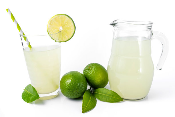 酸橙汁在玻璃罐中，绿色柑橘水果饮料柠檬概念素材图片