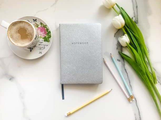 女孩的家庭办公室布局与美丽的鲜花图片下载