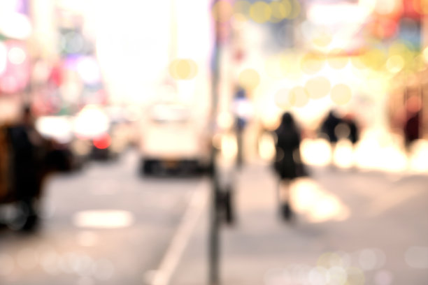 模糊抽象的背景图像的人在城市街道上图片下载