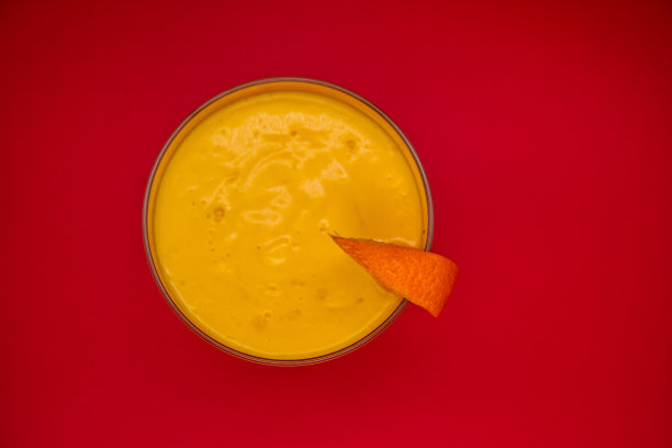 黄色水果摇带红色背景(俯视图)图片下载