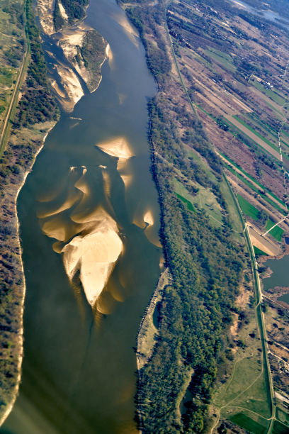 美丽的全景空中风景-顶部的维斯瓦河和田野-从窗口的飞机降落在华沙(波兰)在春天日落图片下载