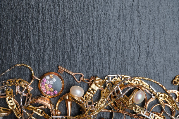 各种珠宝，戒指，链条，黑石。前视图。副本的空间。图片下载
