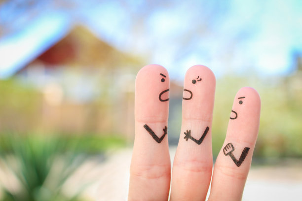 吵架时手指是家庭的艺术。图片下载