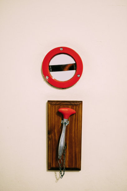 用锤子敲碎玻璃链，并带有火警按钮图片下载