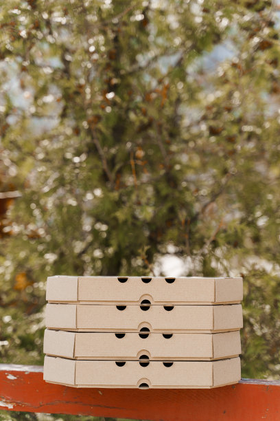 推广送餐2+2个披萨盒孤立的垂直照片4纸板披萨盒与空的地方，在上部的文字。安全的餐厅快递服务。停止covid 19图片下载