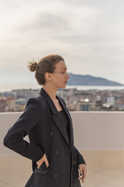 自信的女性穿着优雅的黑色套装图片下载