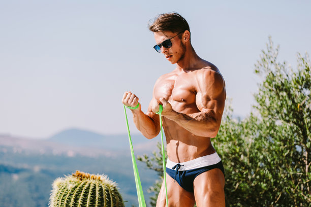 男士全身使用抗阻橡皮筋锻炼图片下载