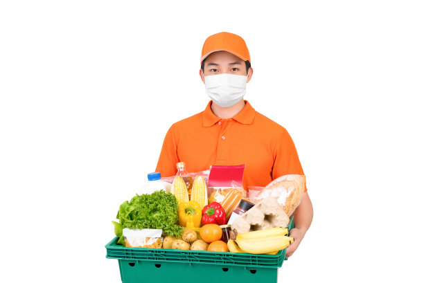卫生男子戴着医用口罩，携带超市食品托盘盒提供送货上门服务，在白色背景隔离图片下载