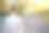 一个小男孩站在户外，在夏日阳光明媚的日子里享受着温暖的天气。休息和健康理念。图片下载