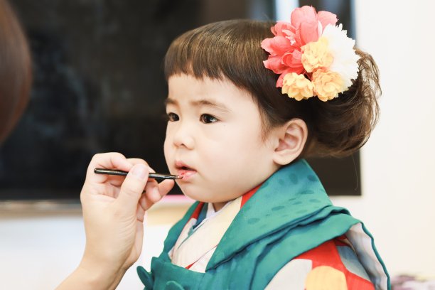 3岁的女孩为七海山补考图片下载