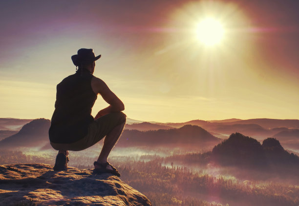 人在成功的远足，剪影在山上图片下载