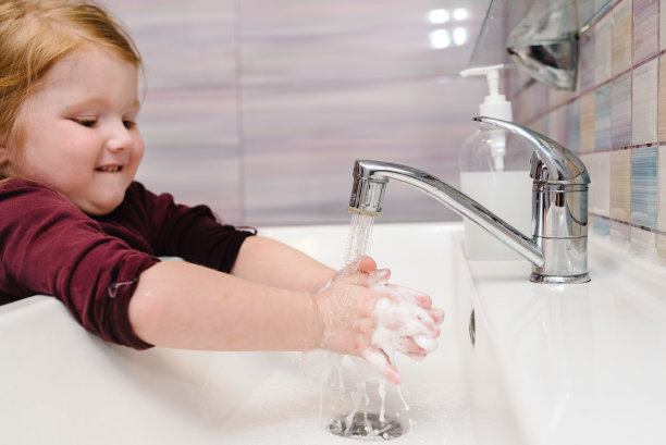 洗手和卫生。预防冠状病毒、流感。孩子用抗菌肥皂洗手，用温水搓洗指甲和手指。新型冠状病毒肺炎阻止冠状病毒的传播。图片下载