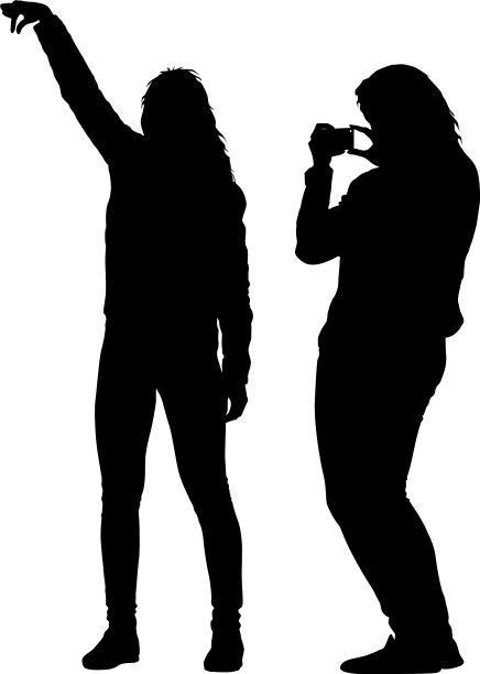 女性用智能手机自拍的剪影图片下载