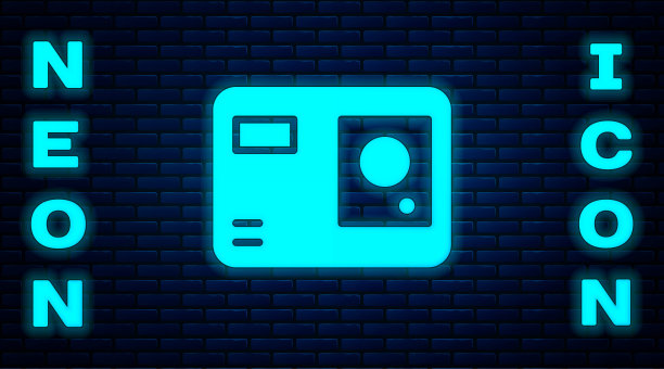 发光霓虹灯行动极端相机图标孤立在砖墙背景。拍摄极限运动的摄像机设备。矢量图图片下载