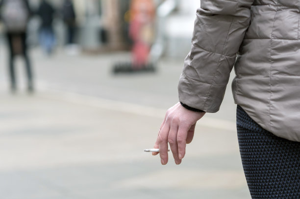 女性手特写的背景与路人的街道。背景。本空间图片下载