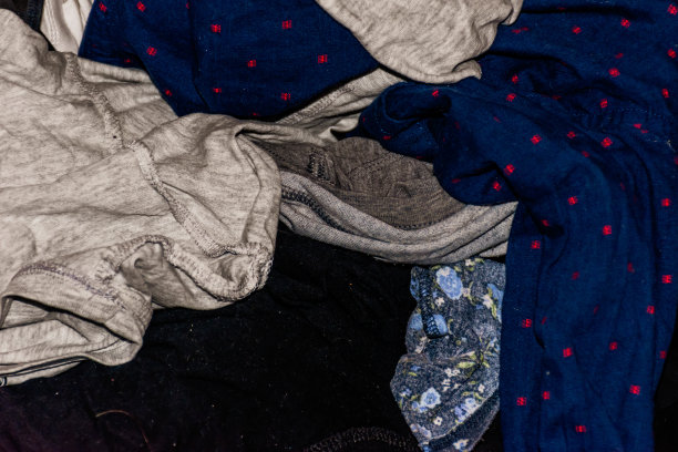 一堆女性衣服凌乱地躺在地板上的特写镜头图片下载