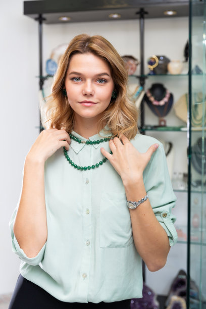 女孩在试软玉项链图片下载