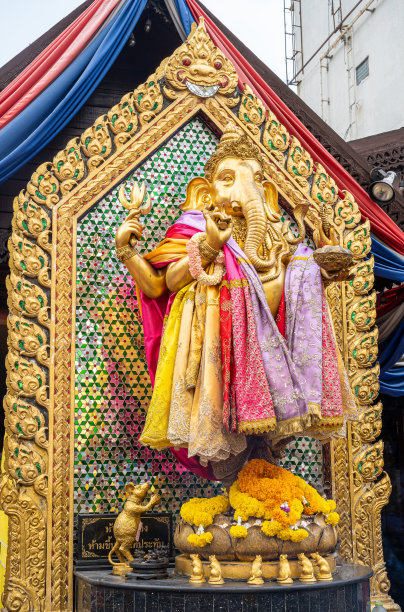 甘尼萨的雕像供奉在神社，许多人来朝拜在怀黄十字路口，曼谷，泰国图片下载