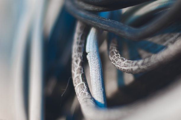 古老破旧的电线。图片下载