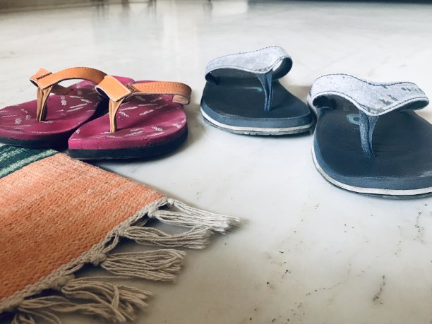 家里有两双拖鞋——家庭图片下载