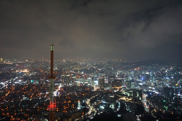 首尔的天际线和夜晚的城市图片下载