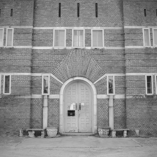 一张旧砖结构的黑白照片图片下载