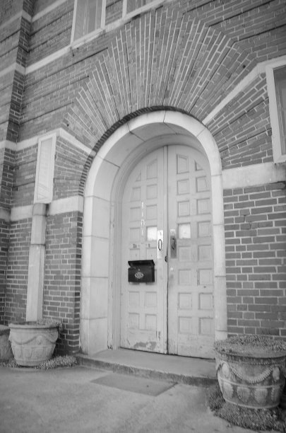 一张旧砖结构上拱形门道的黑白照片图片下载