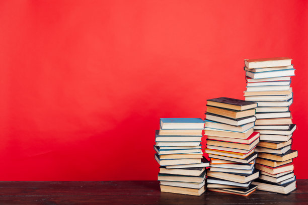 大学图书馆里有很多以红色为背景的教育书籍图片下载