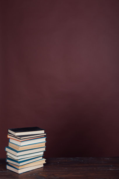 大学图书馆里有很多棕色背景的教育书籍图片下载