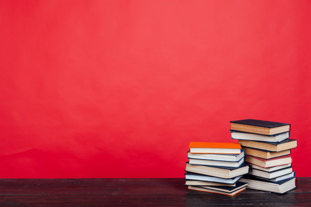 大学图书馆里有很多以红色为背景的教育书籍图片下载