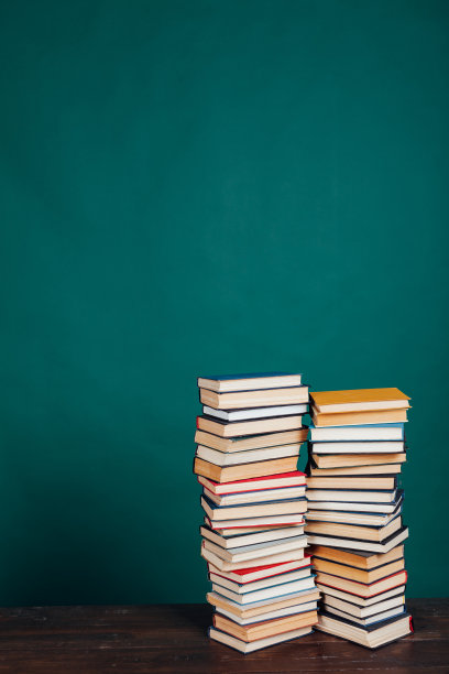 大学图书馆里的许多教育书籍都以绿色为背景图片下载