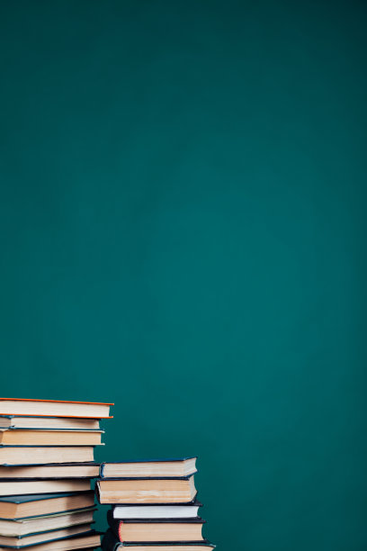 大学图书馆里的许多教育书籍都以绿色为背景图片下载