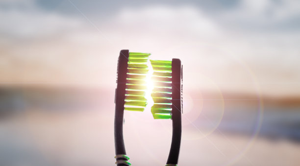 两支牙刷在一个模糊的背景日落太阳眩光爱和关系浪漫夫妇概念复制空间。图片下载