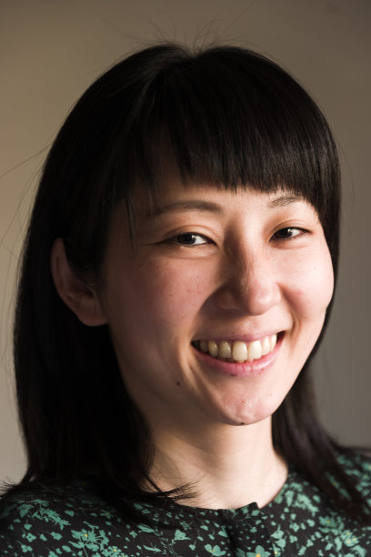 室内肖像的年轻亚洲妇女。图片下载