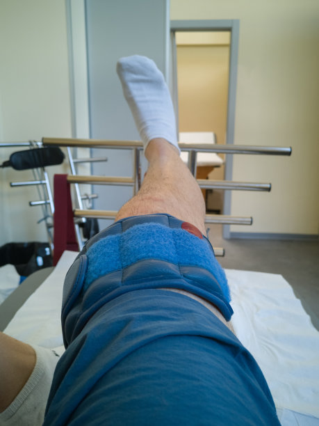 膝盖手术后在床上进行康复训练时的膝盖重量图片下载